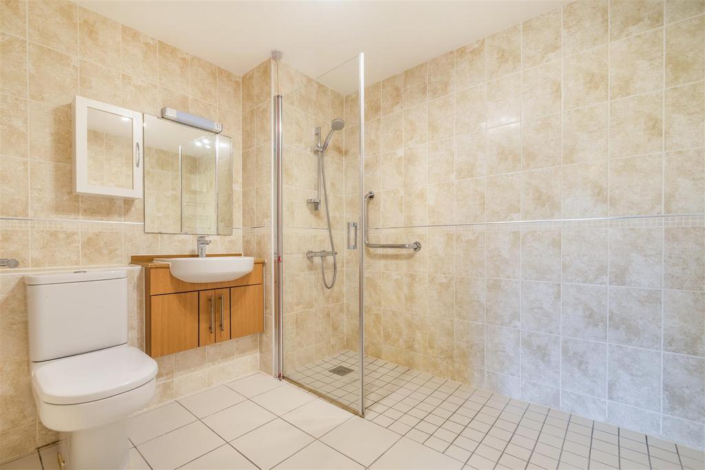 En-suite shower room (2).jpg