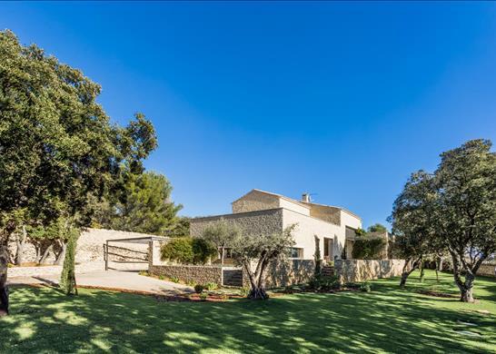 Stone villa with guest house and indoor/outdoor sw