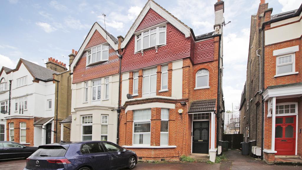 Queen Anne Avenue, Bromley, London, BR2 2 bed flat £350,000