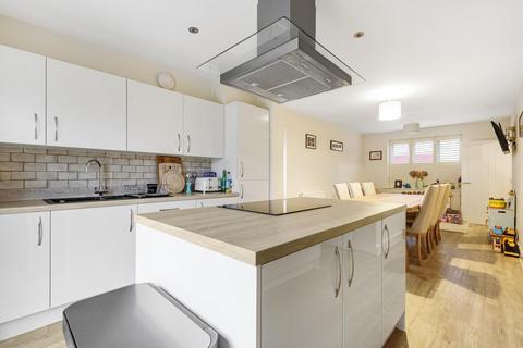 2 Olympian Close, Long Hanborough, Witney, OX29 8FY