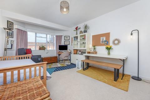 Studio to rent, Barton Court, Barons Court Road, W14
