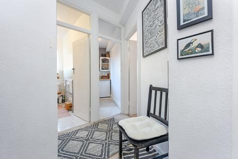 Studio to rent, Barton Court, Barons Court Road, W14