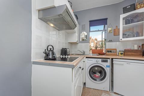 Studio to rent, Barton Court, Barons Court Road, W14
