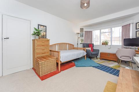 Studio to rent, Barton Court, Barons Court Road, W14
