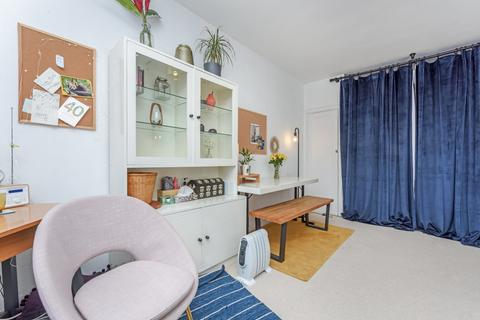 Studio to rent, Barton Court, Barons Court Road, W14