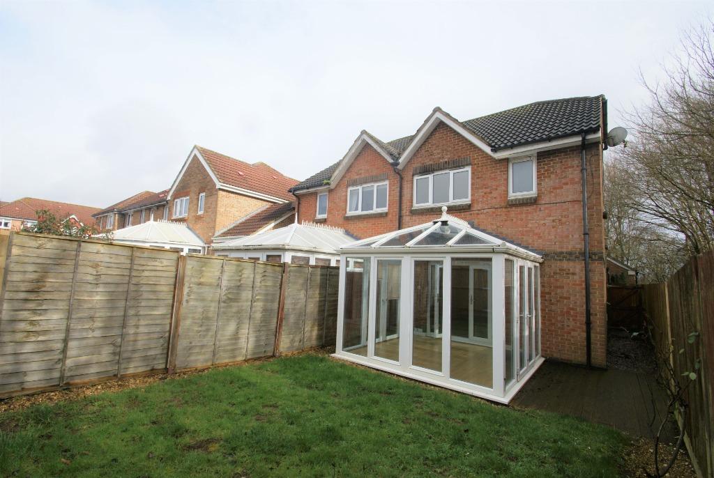 Cornflower Way, Ludgershall, SP11 3 bed semidetached house £1,050
