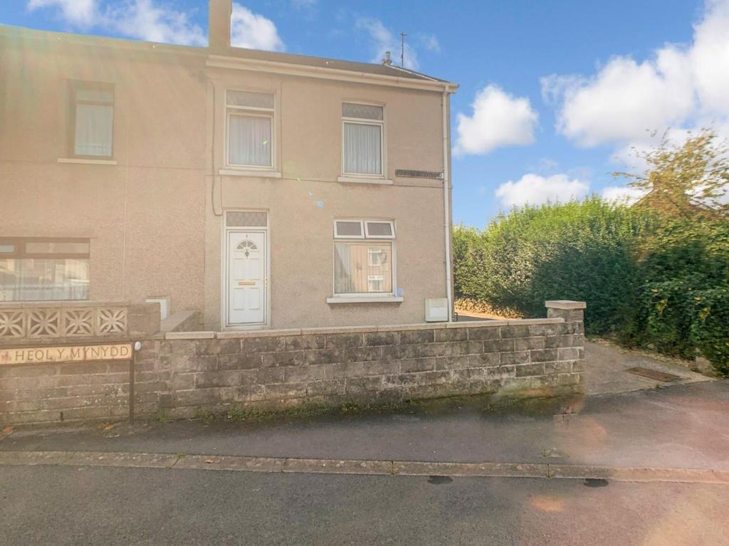 Heol Y Mynydd, Bryn, Llanelli, Carmarthenshire, SA14 9UB 3 bed semi