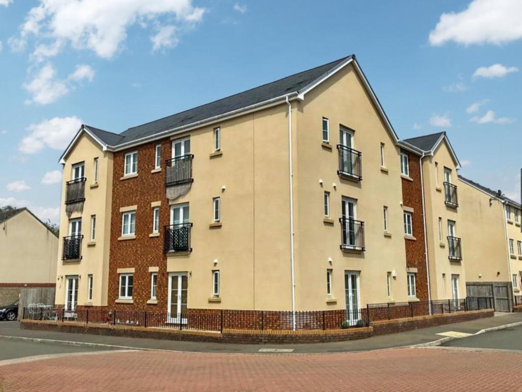 Ffordd Cambria, Pontarddulais, Swansea, West SA4 8AB 2 bed apartment £80,000