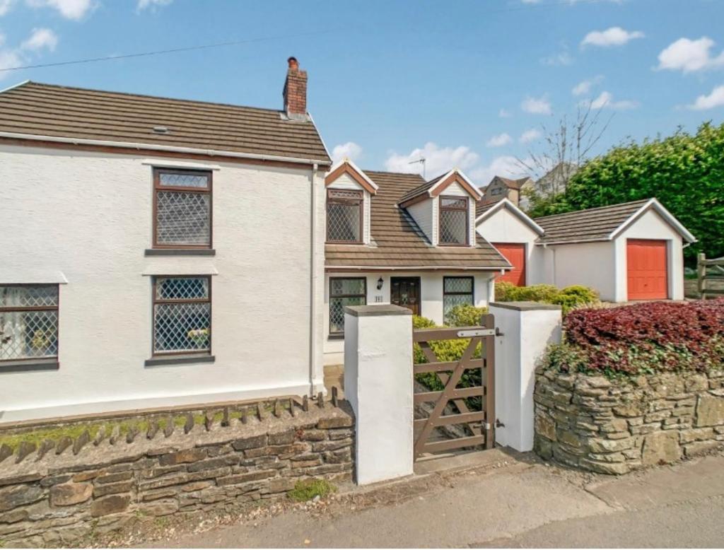 Bolgoed Road, Pontarddulais, Swansea, West SA4 8JP 4 bed