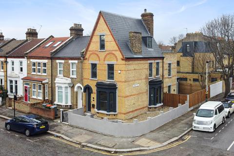 5 bedroom end of terrace house for sale - Godwin Road, London E7
