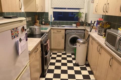 1 bedroom in a flat share to rent, Calderon Place, London W10