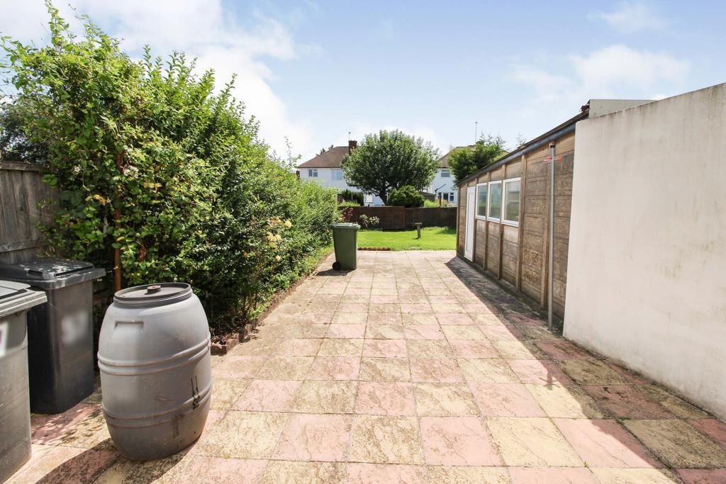 Preston Hill, Harrow HA3 3 bed end of terrace house £1,800 pcm (£415 pw)