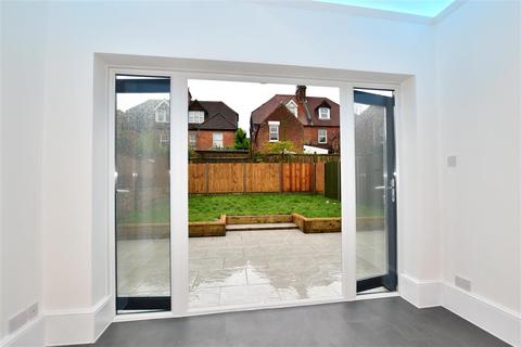 207 Cheriton Road, Folkestone, CT19 4AT