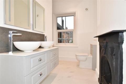 207 Cheriton Road, Folkestone, CT19 4AT