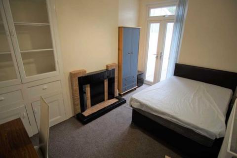 5 bedroom terraced house to rent, Kingston Road, Southville