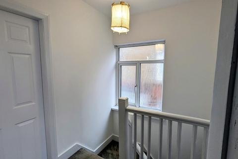 3 bedroom semi-detached house to rent, Rutland Crescent, Luton LU2