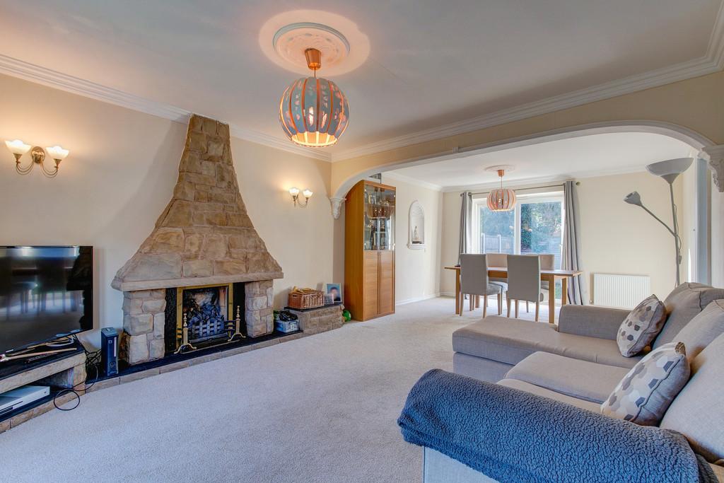 Hillview Road, Lickey End, Bromsgrove, B60 1JZ 4 bed detached house £