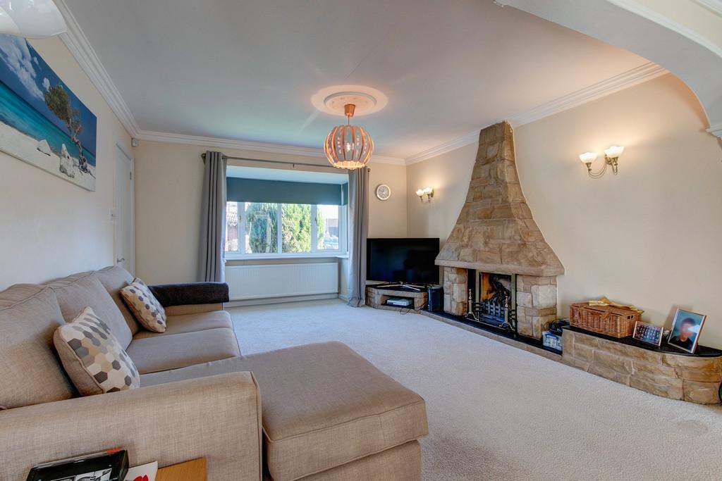 Hillview Road, Lickey End, Bromsgrove, B60 1JZ 4 bed detached house £