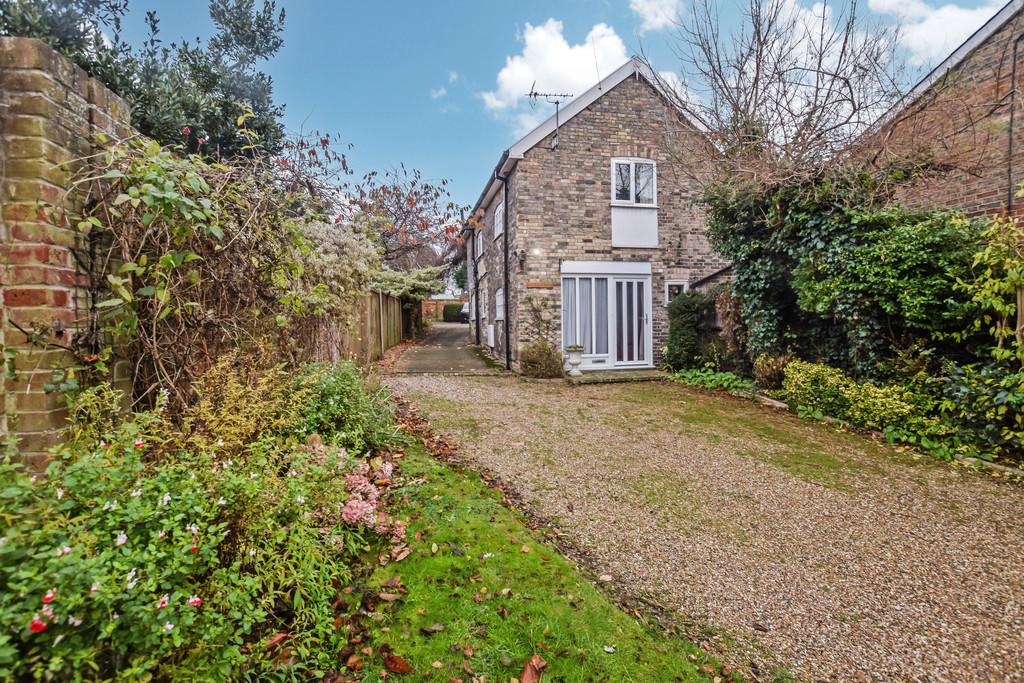 Straw Lane, Sudbury, CO10 2AT 2 bed coach house £300,000