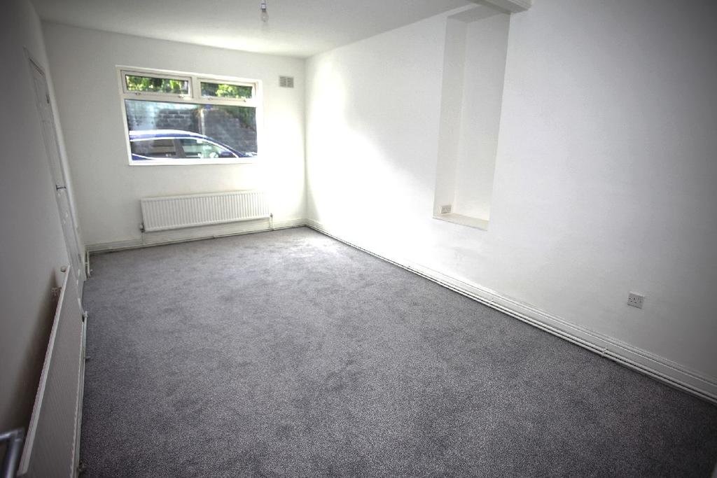 High Street, Clydach, Swansea 2 bed flat £550 pcm (£127 pw)