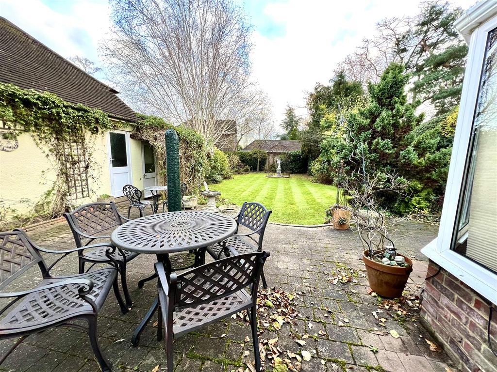 Burses Way, Hutton, Brentwood 2 bed detached bungalow £800,000