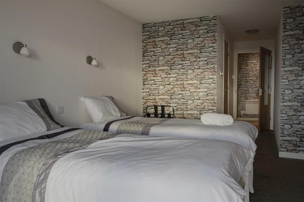Guest bedroom 1 hunclett