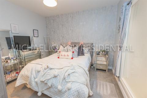 2 bedroom flat for sale - Main Road, Harwich