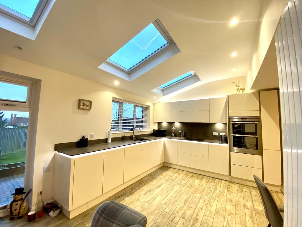 Carey Road, Hackleton... 3 bed semidetached house £1,250 pcm (£288 pw)