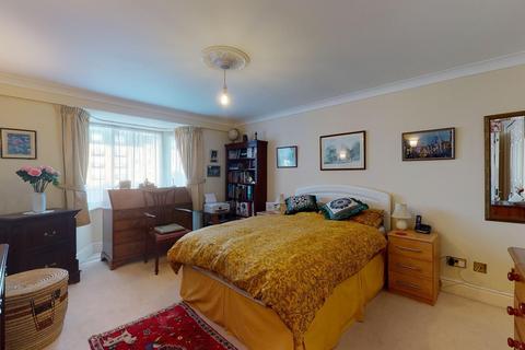 39 Carlton Leas, Folkestone, CT20 2DJ