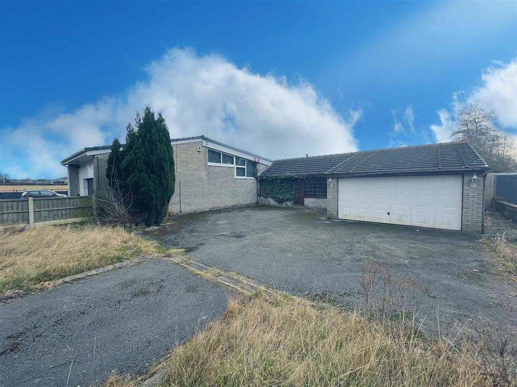 Bushey Lane, Rainford, St Helens, WA11 7 3 bed semidetached bungalow