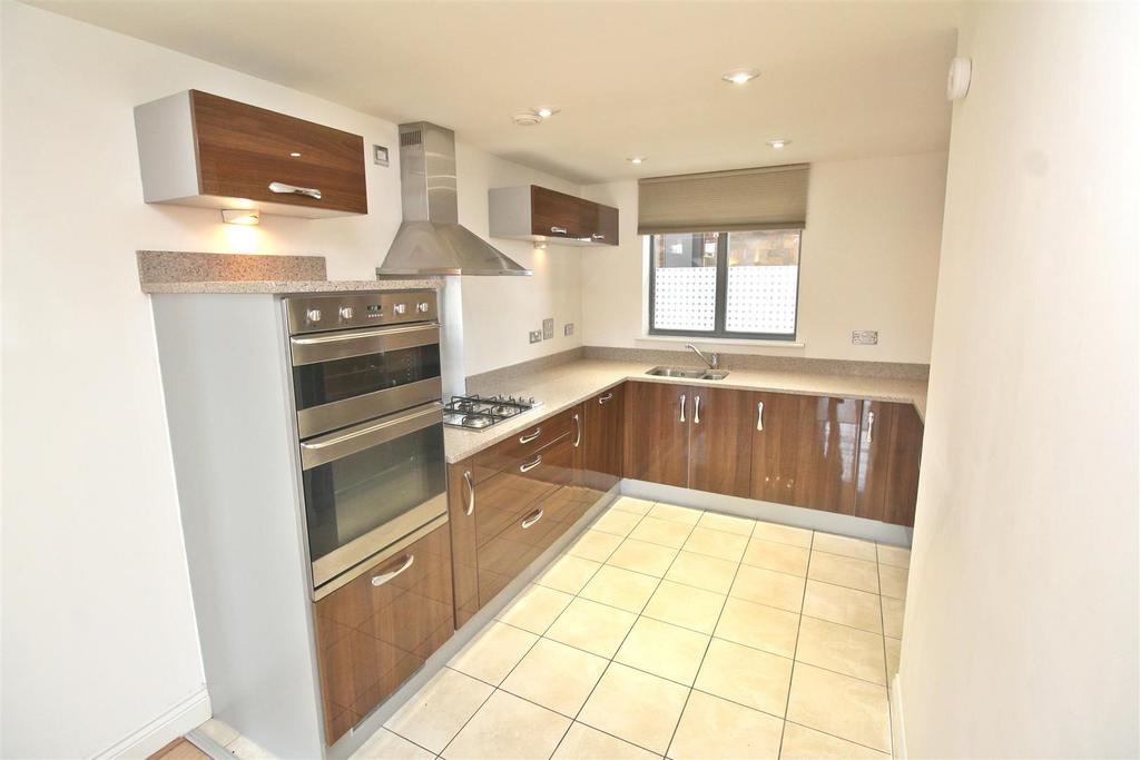 Earlestown Way, Wolverton, Milton Keynes 2 bed terraced house £1,150