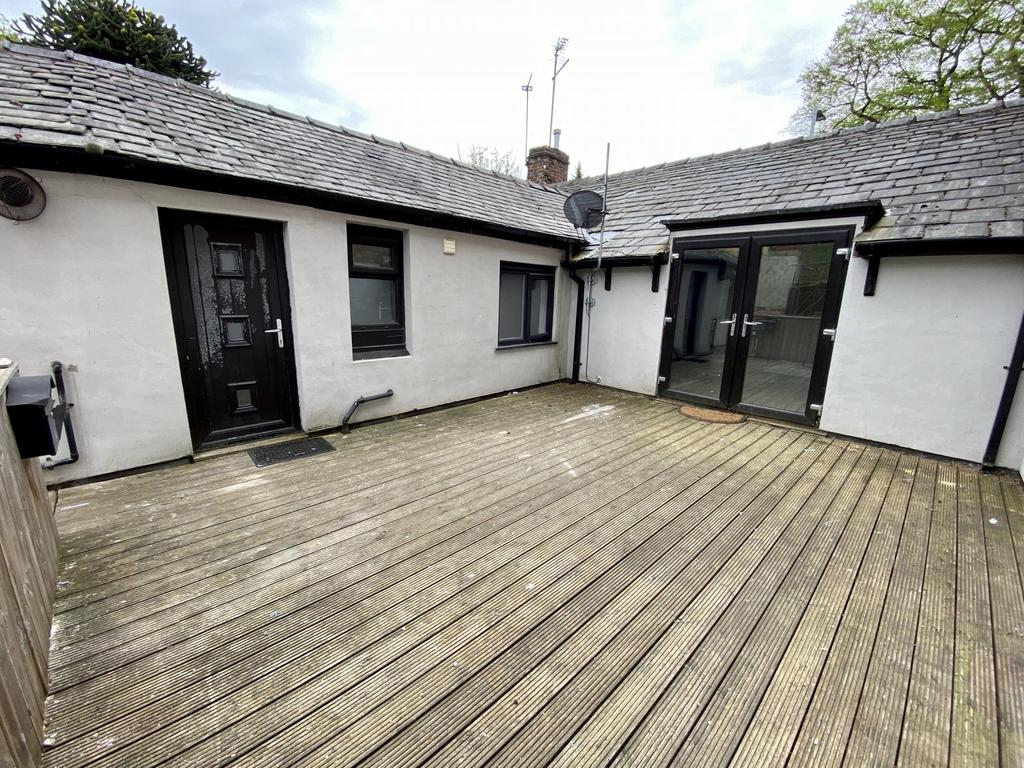 Barlow Moor Road, West Didsbury... 3 bed flat £1,400 pcm (£323 pw)