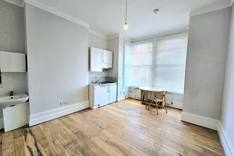 Studio to rent, Belmont Road, Tottenham, N15