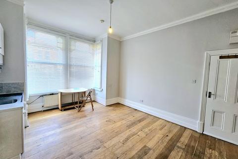 Studio to rent, Belmont Road, Tottenham, N15