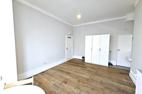 Studio to rent, Belmont Road, Tottenham, N15