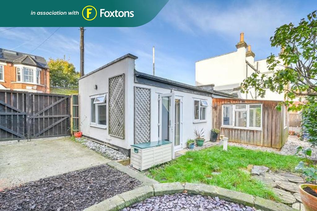 52b Blenheim Road, London, E17 6HT 2 bed flat £315,000