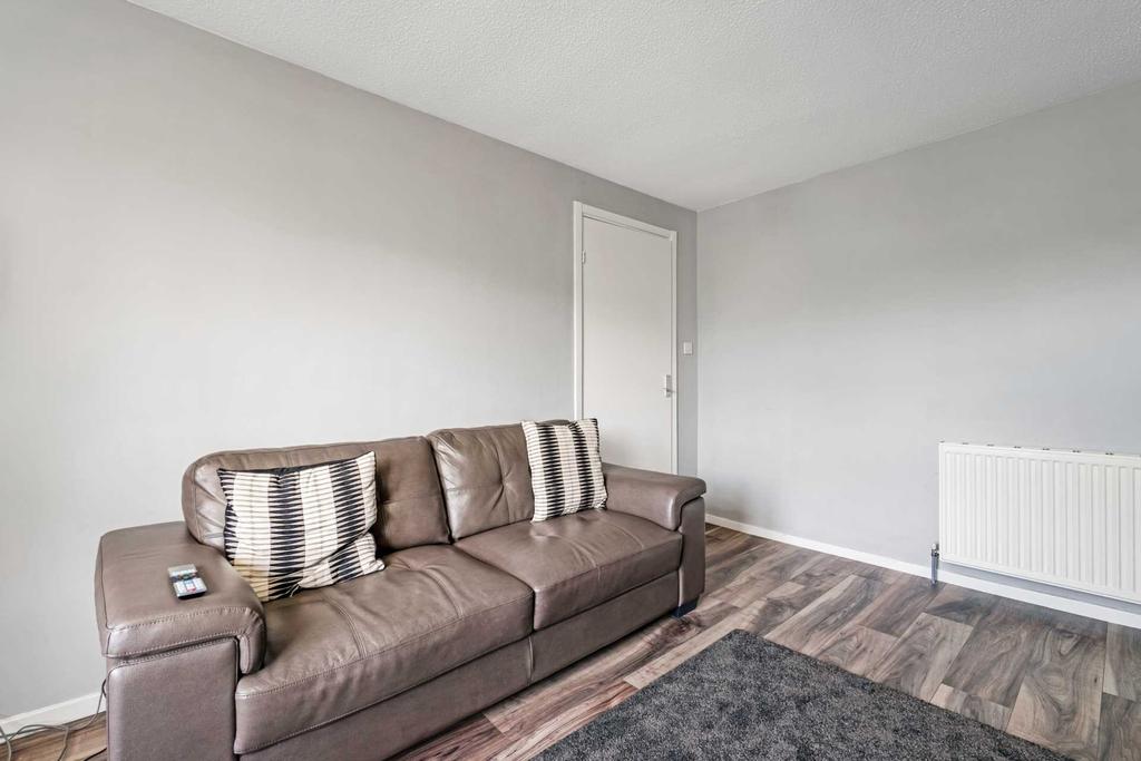 Meadside Avenue, Kilbarchan 2 bed end of terrace house £795 pcm (£183 pw)
