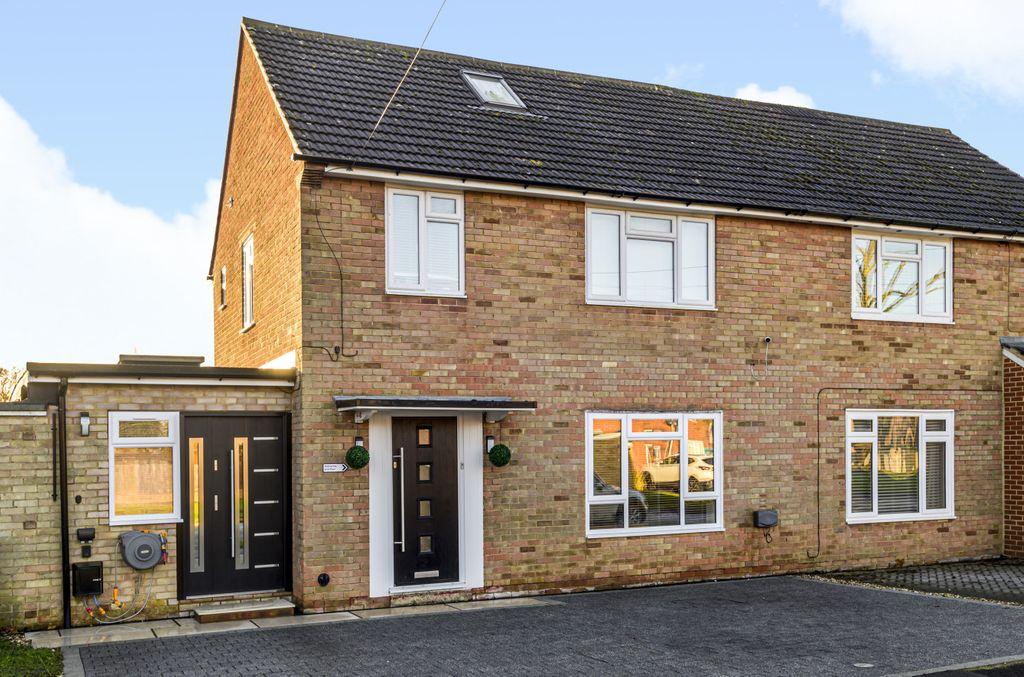 Huntsmoor Road, Tadley RG26 4DQ 3 bed semidetached house £415,000