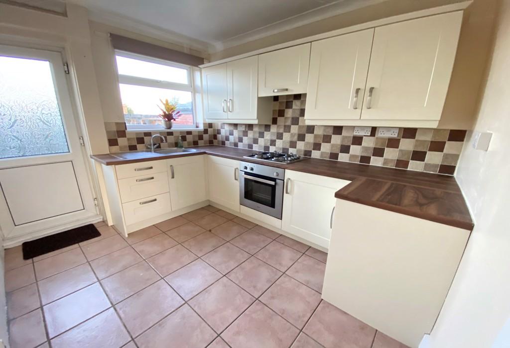 Pine Street, Hollingwood... 2 bed semidetached house £650 pcm (£150 pw)