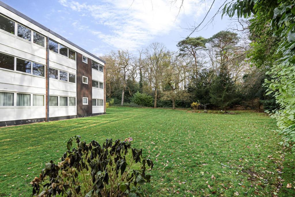 High Point, Weybridge, KT13 2 bed flat £325,000