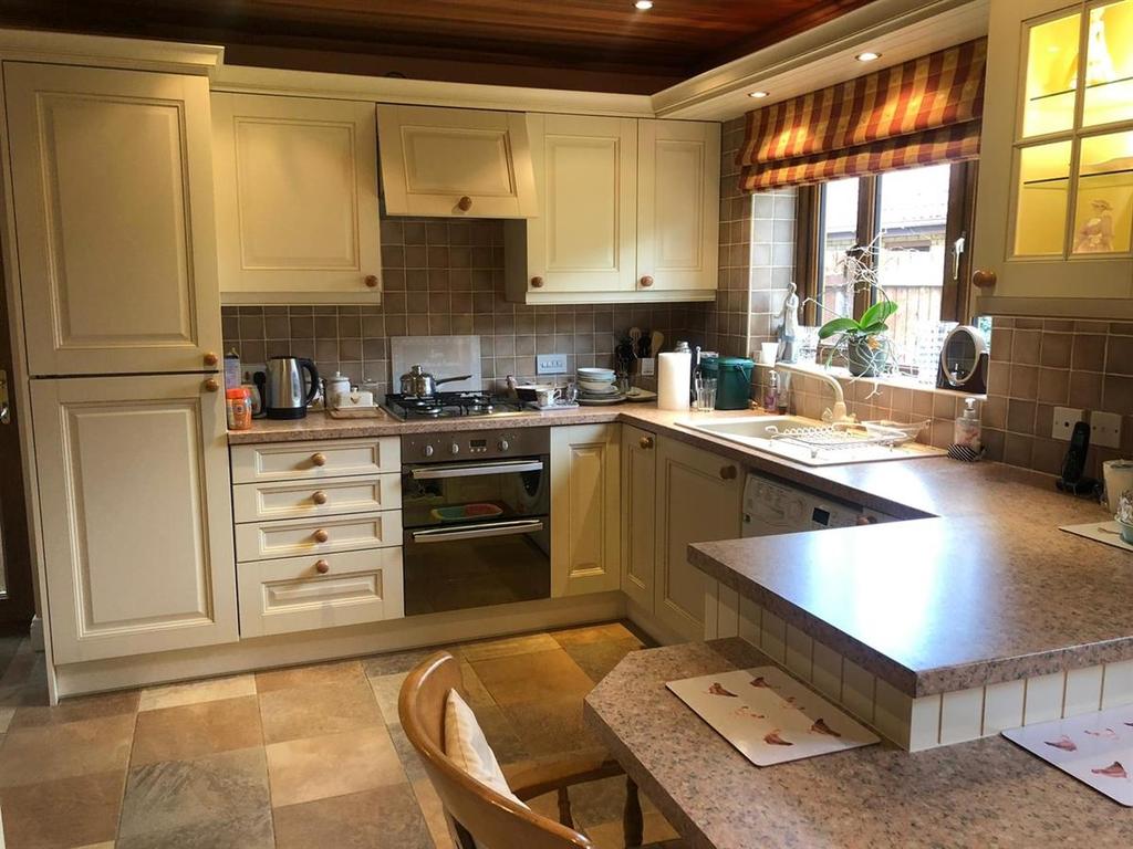 Oakwood Drive, Clydach, Swansea 4 bed detached house £1,200 pcm (£277 pw)