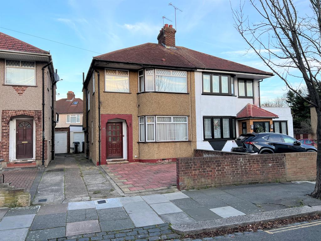 Alderney Gardens, Northolt UB5 3 bed semidetached house £520,000