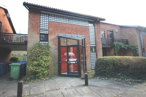Studio to rent - Spinney Gardens, Crystal Palace, SE19 1LL