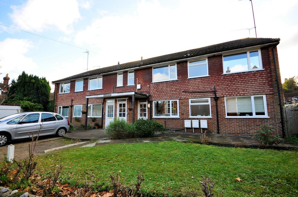 Moss Lane, Godalming 2 bed £1,350 pcm (£312 pw)
