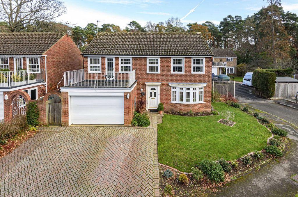 Sheridan Crescent, Baughurst, Tadley... 4 bed detached house £560,000