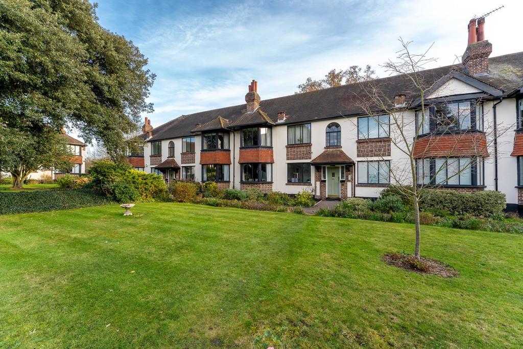 Forest Court, Snaresbrook 2 bed ground floor flat £450,000