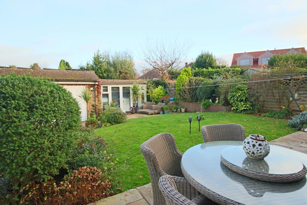 Ockley Lane, Hassocks, West Sussex, BN6 8BA. 3 bed detached house £900,000
