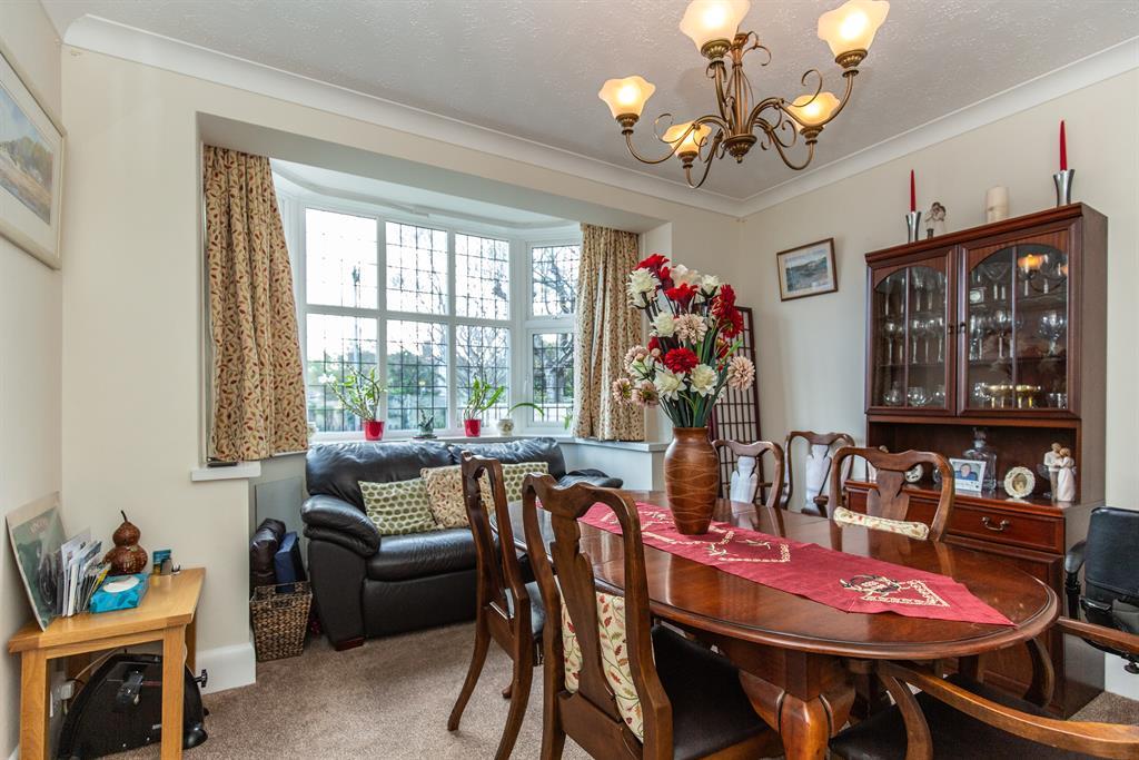 St Lawrence Avenue, Worthing, West Sussex, BN14 7JL 3 bed detached