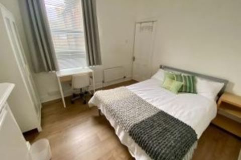 4 bedroom terraced house to rent - 33 Pinner Road