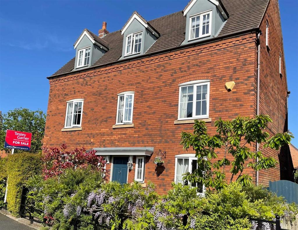 Navigation Loop, Stone 5 bed detached house £450,000